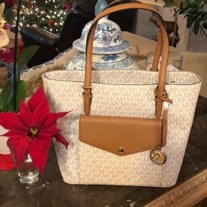 Michael Kors Jet Set Large Pkt MF Tote